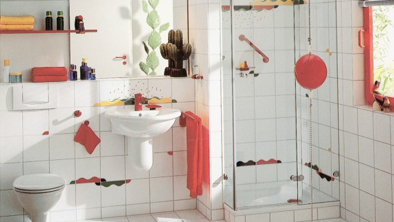 Considérée comme particulièrement chic à l’époque : une salle de bains avec douche séparée et carrelages décorés d’éléments colorés