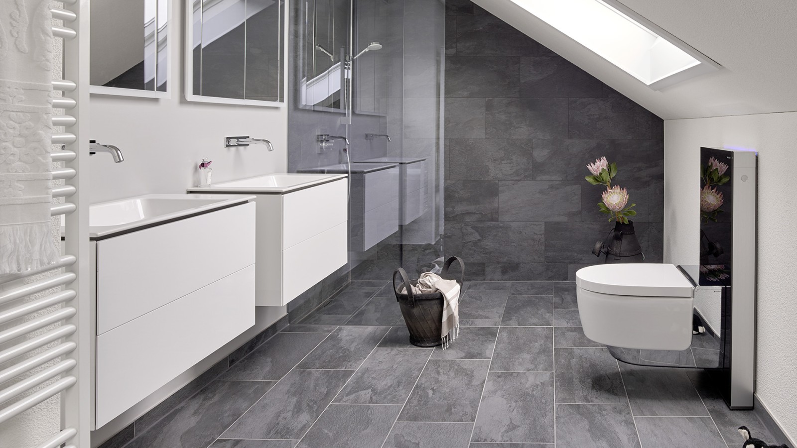 Bad mit Dachschräge und Produkten der Badserie Geberit ONE sowie Geberit AquaClean mit Monolith