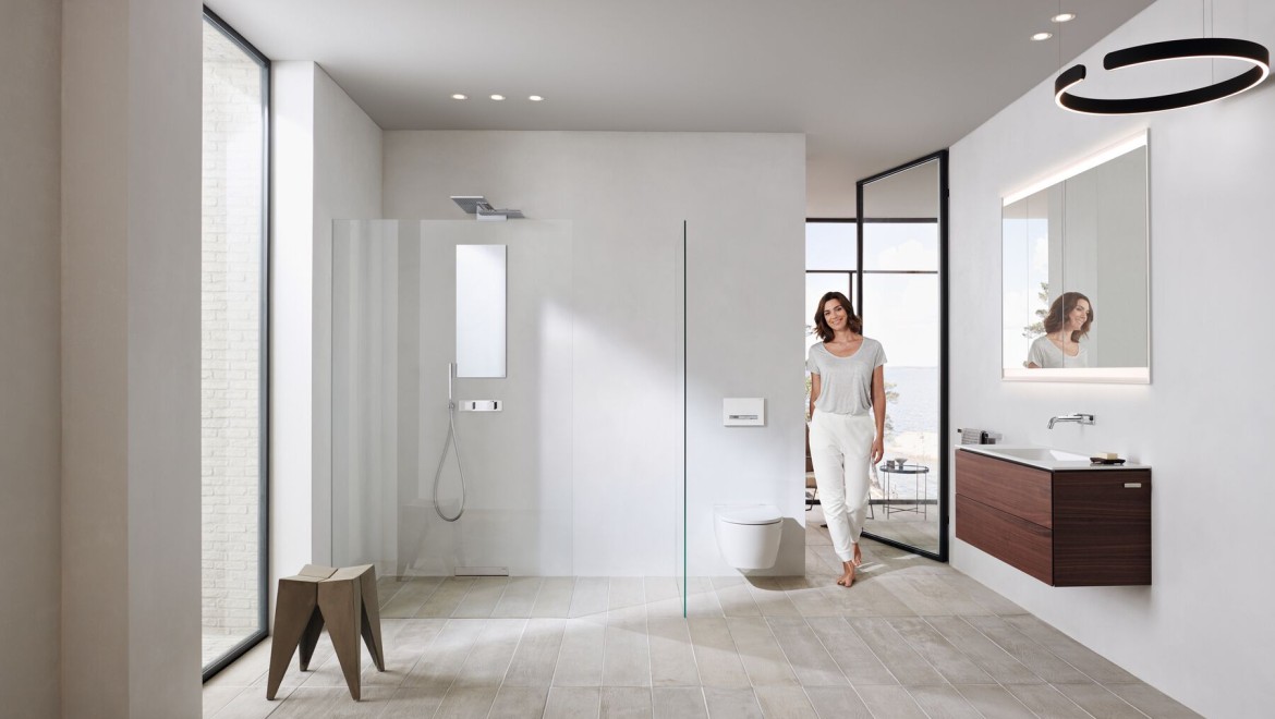 Salle de bains Geberit ONE avec céramique et meuble de salle de bains de couleur blanche (© Geberit)