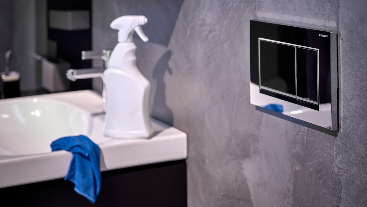 Produit et chiffon de nettoyage dans une salle de bains propre