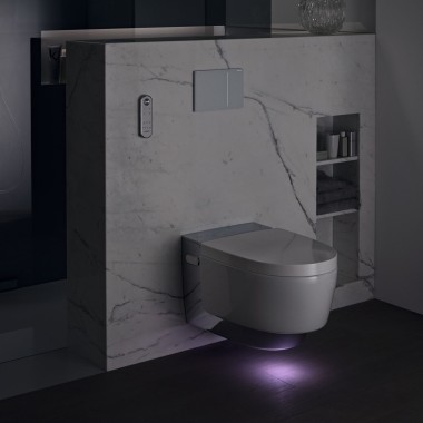 Geberit AquaClean Mera Comfort chromé avec éclairage d'orientation (© Geberit)