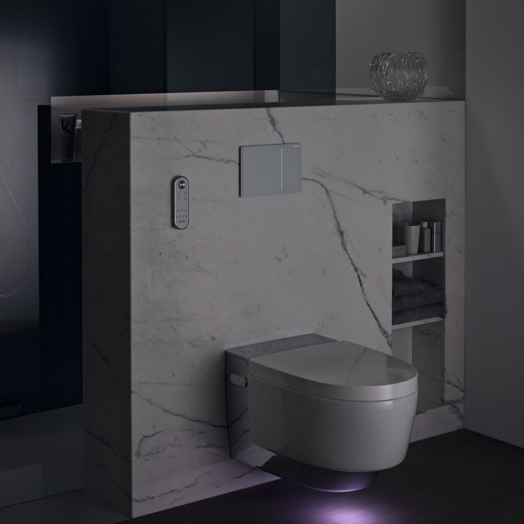 Geberit AquaClean Mera Comfort chromé avec éclairage d'orientation (© Geberit)