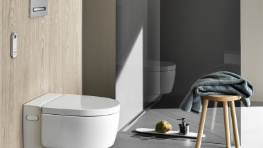 WC-douche Geberit AquaClean Mera Comfort avec télécommande et plaque de déclenchement Sigma50 (© Geberit)