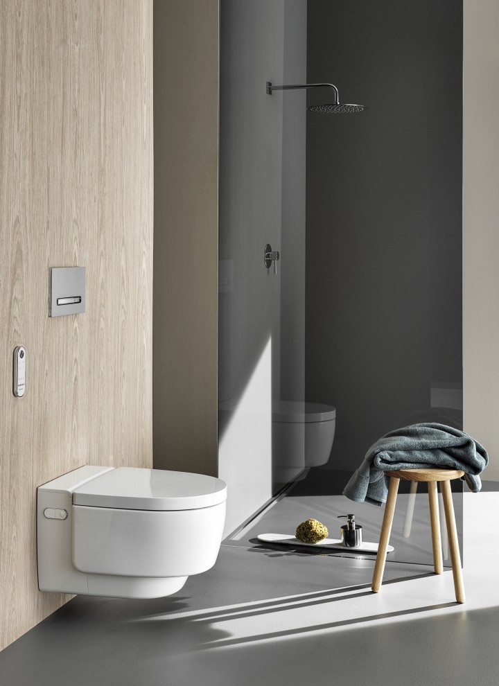 WC-douche Geberit AquaClean Mera Comfort avec télécommande et plaque de déclenchement Sigma50 (© Geberit)