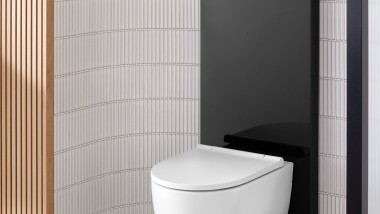 Monolith Plus en noire avec WC Geberit ONE (© Geberit)