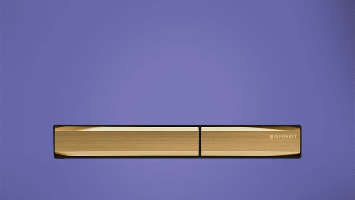 La plaque de déclenchement Geberit Sigma50 dans la couleur Pantone tendance 2022, le « Very Peri »