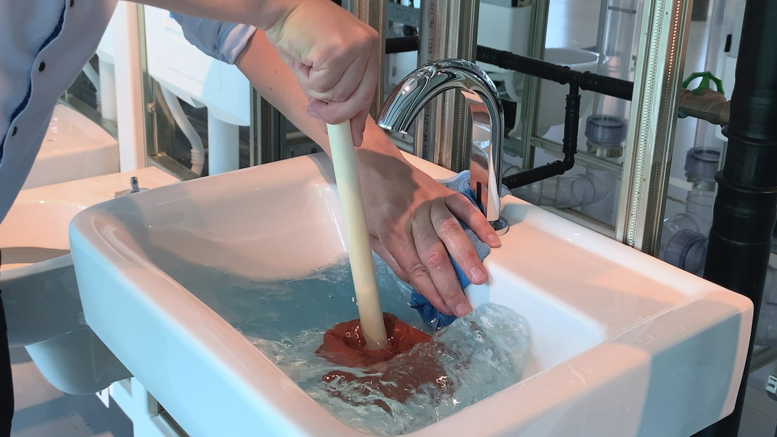 Recouvrir l’orifice de trop-plein avec la main et un chiffon Recouvrir l’orifice de trop-plein avec la main et un chiffon