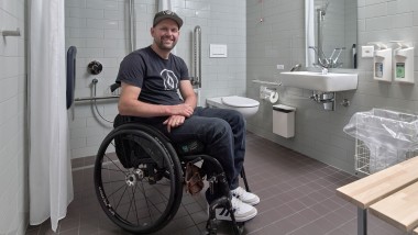 En conversation avec Peter Roos au Centre suisse des paraplégiques à Nottwil (© Ben Huggler)