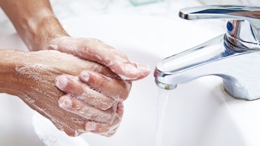 Se laver les mains au lavabo