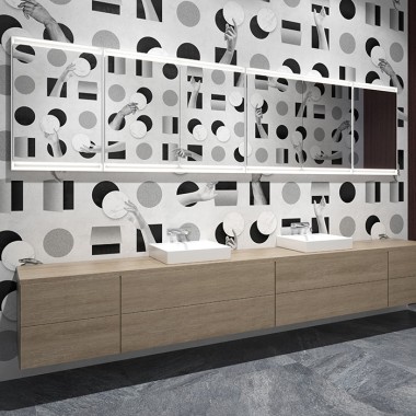 Espace lavabo avec armoires à glace Geberit ONE et meubles aspect bois (© Bloomrealities/HTA für H.O.M.E. House 2022)