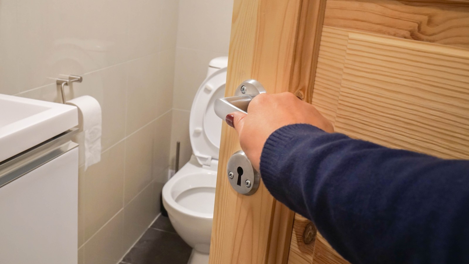Porte de salle de bains ouvrant vers l’intérieur Porte de salle de bains ouvrant vers l’intérieur