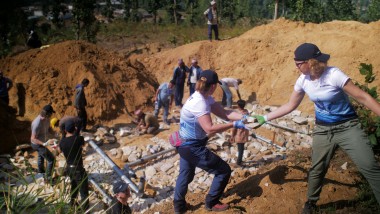 Geberit Mitarbeitende verlegen Leitungen für die Wasserversorgung der nepalesischen Dorfgemeinschaft (© Marcin Mossakowski)