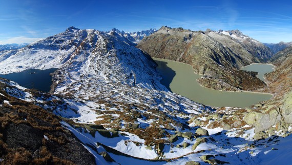 Vue dʼun paysage hivernal de la région du Grimsel depuis le sommet (© Kraftwerke Oberhasli AG) Vue dʼun paysage hivernal de la région du Grimsel depuis le sommet (© Kraftwerke Oberhasli AG)