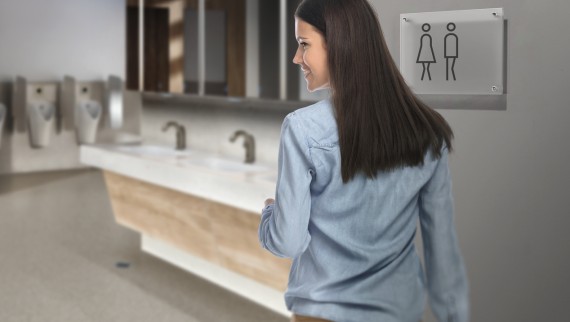 Jeune femme dans des sanitaires publiques Jeune femme dans des sanitaires publiques