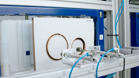 Qualitätstest Sigma21 Betätigungsplatte beim WC-System Qualitätstest Sigma21 Betätigungsplatte beim WC-System