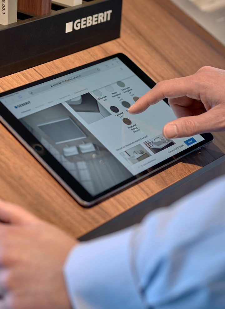 Un homme sélectionne des produits dans un configurateur sur sa tablette