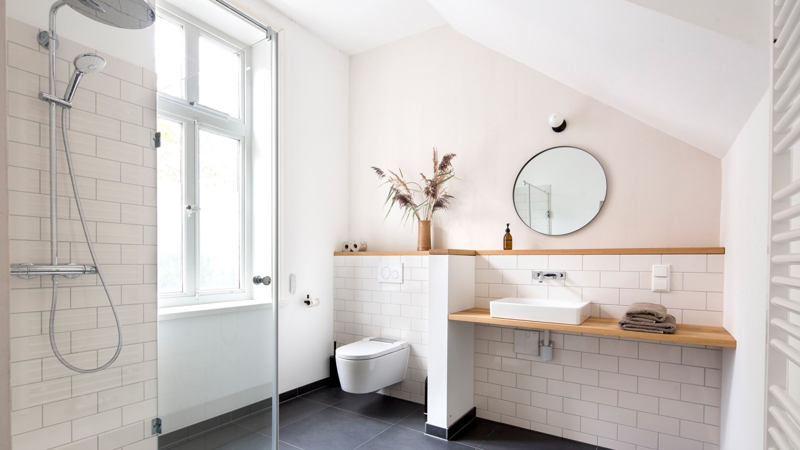 In den Gästebädern wurden der Geberit ONE Waschtisch und die ONE Wandarmatur installiert. Das Dusch-WC Geberit AquaClean Sela bietet das gewisse Extra an Komfort (© Geberit) In den Gästebädern wurden der Geberit ONE Waschtisch und die ONE Wandarmatur installiert. Das Dusch-WC Geberit AquaClean Sela bietet das gewisse Extra an Komfort (© Geberit)