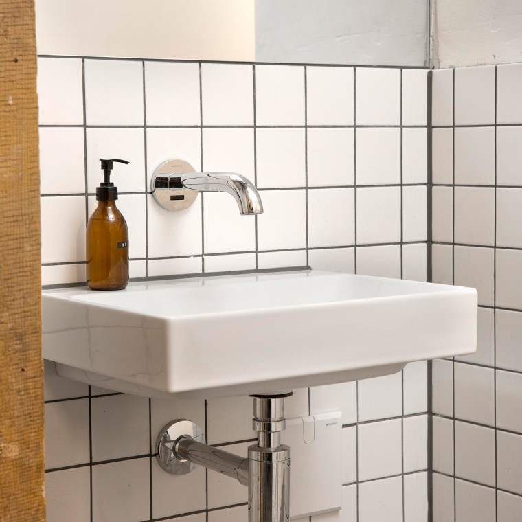 Die berührungslosen Armaturen Geberit Piave in den Sanitärräumen sind besonders hygienisch. Zur Betätigung der Armatur ist kein Handkontakt notwendig (© Geberit) Die berührungslosen Armaturen Geberit Piave in den Sanitärräumen sind besonders hygienisch. Zur Betätigung der Armatur ist kein Handkontakt notwendig (© Geberit)