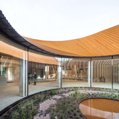 De grandes baies vitrées offrent une vue sur la cour intérieure et baignent de lumière le hall d’entrée du musée (© R_Hjortshoj)