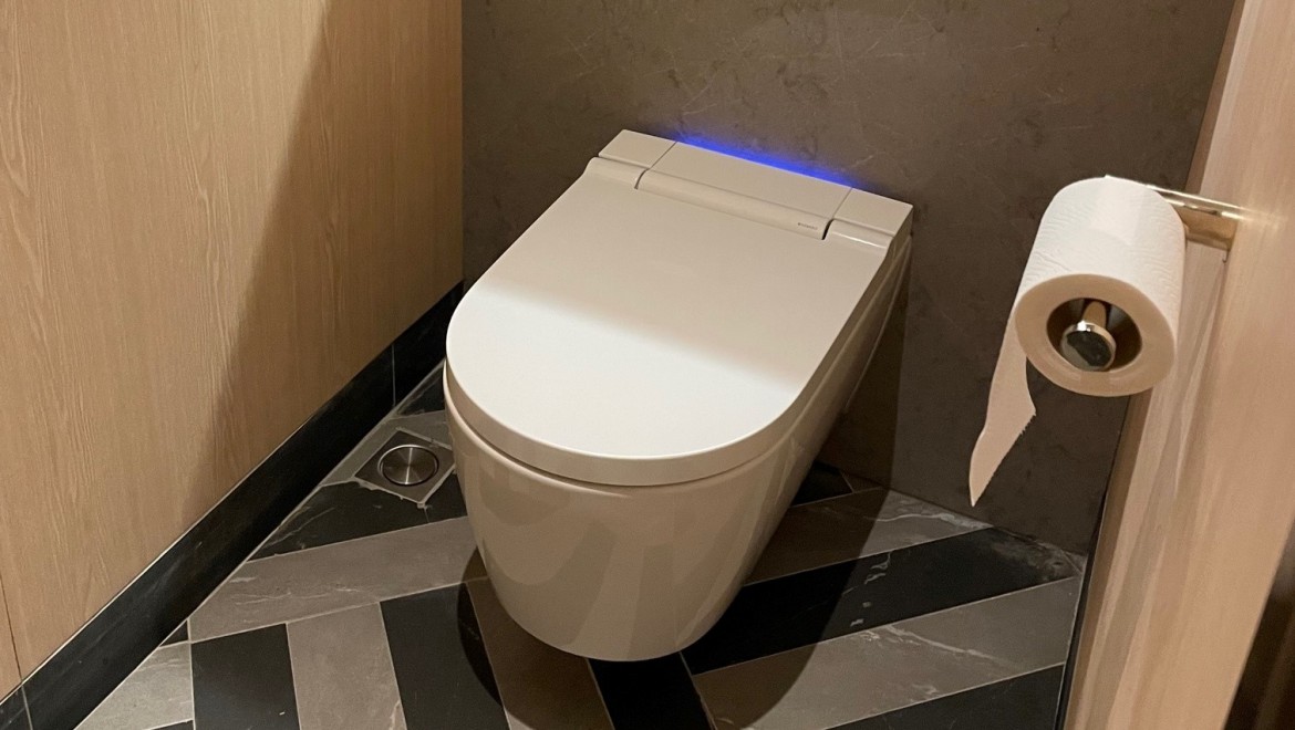 Les toilettes sont notamment équipées de WC lavants Geberit AquaClean Sela et d’urinoirs Geberit (© Owen Raggett)