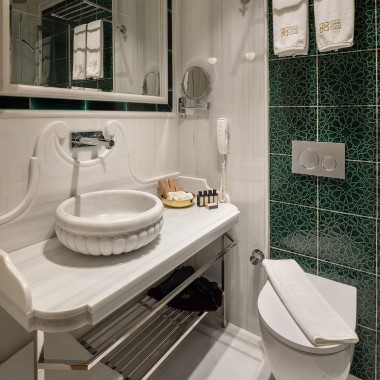 Geberit pourvoit au confort moderne dans les salles de bains des chambres. L’utilisation économe de l’eau étant capitale pour l’architecte, des systèmes de rinçage double touche ont été installés partout (© Hôtel Turkish House)