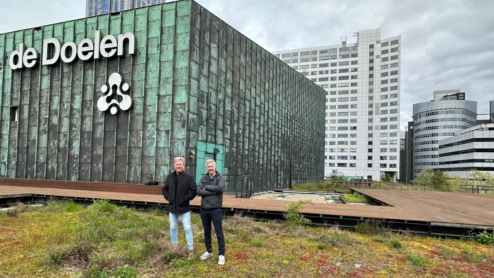 Die beiden Architekten Dave Hoffers (rechts) und Carlo Bes auf dem De Doelen