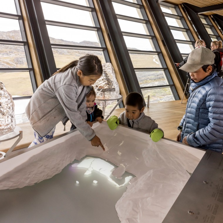 Kinder in der Ausstellung des Eisfjordzentrums Ilulissat (© Adam Mørk) Kinder in der Ausstellung des Eisfjordzentrums Ilulissat (© Adam Mørk)