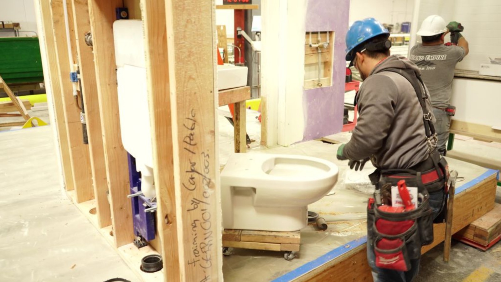 Dans la salle de bains, l’entreprise mise sur des éléments Geberit Duofix gain de place avec réservoir à encastrer. (© Geberit) Dans la salle de bains, l’entreprise mise sur des éléments Geberit Duofix gain de place avec réservoir à encastrer. (© Geberit)