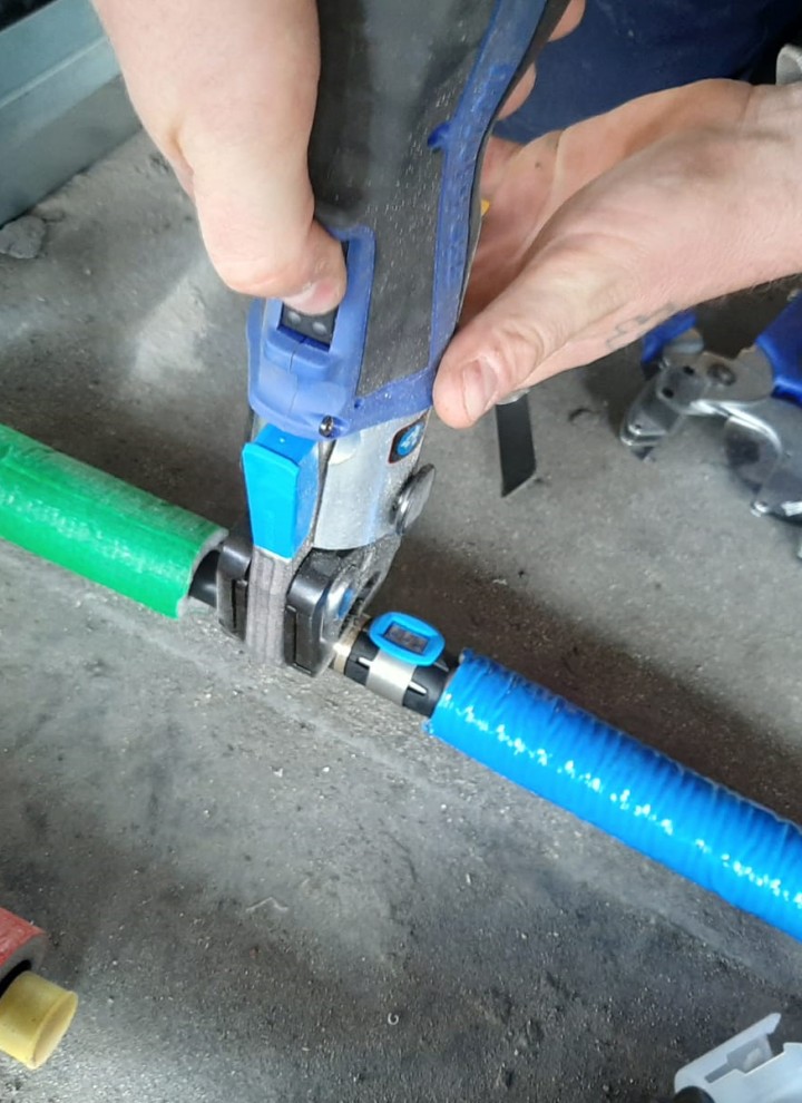 Das neue Presssystem Geberit FlowFit im Einsatz (© Geberit)