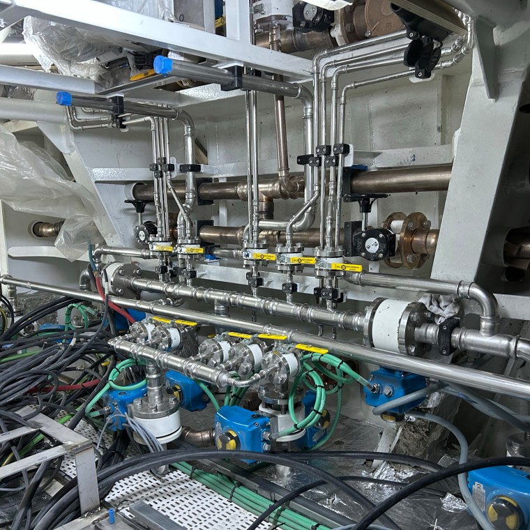 Voici à quoi ressemble la salle des machines d’un yacht du chantier naval Su Marine. Les tuyauteries Mapress acier inoxydable et CuNiFe sont posées dans un espace très confiné (© Su Marine Yachting) Voici à quoi ressemble la salle des machines d’un yacht du chantier naval Su Marine. Les tuyauteries Mapress acier inoxydable et CuNiFe sont posées dans un espace très confiné (© Su Marine Yachting)