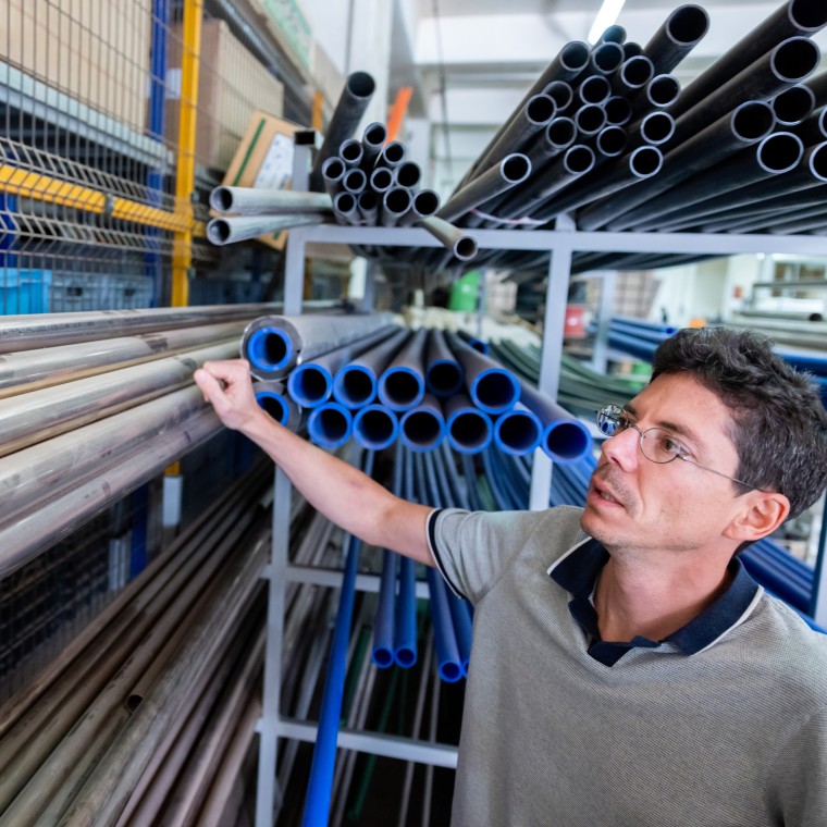 Timothy Grünberg, codirecteur général du chantier naval Su Marine à Istanbul, devant une pile de tubes Geberit Mapress CuNiFe (© Mustafa Ünlü) Timothy Grünberg, codirecteur général du chantier naval Su Marine à Istanbul, devant une pile de tubes Geberit Mapress CuNiFe (© Mustafa Ünlü)