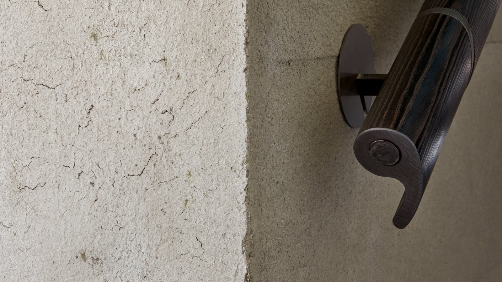 Oberflächen wie verbranntes Holz oder Lehmwände verstärken das haptische Erlebnis. (© David Willen Studio)