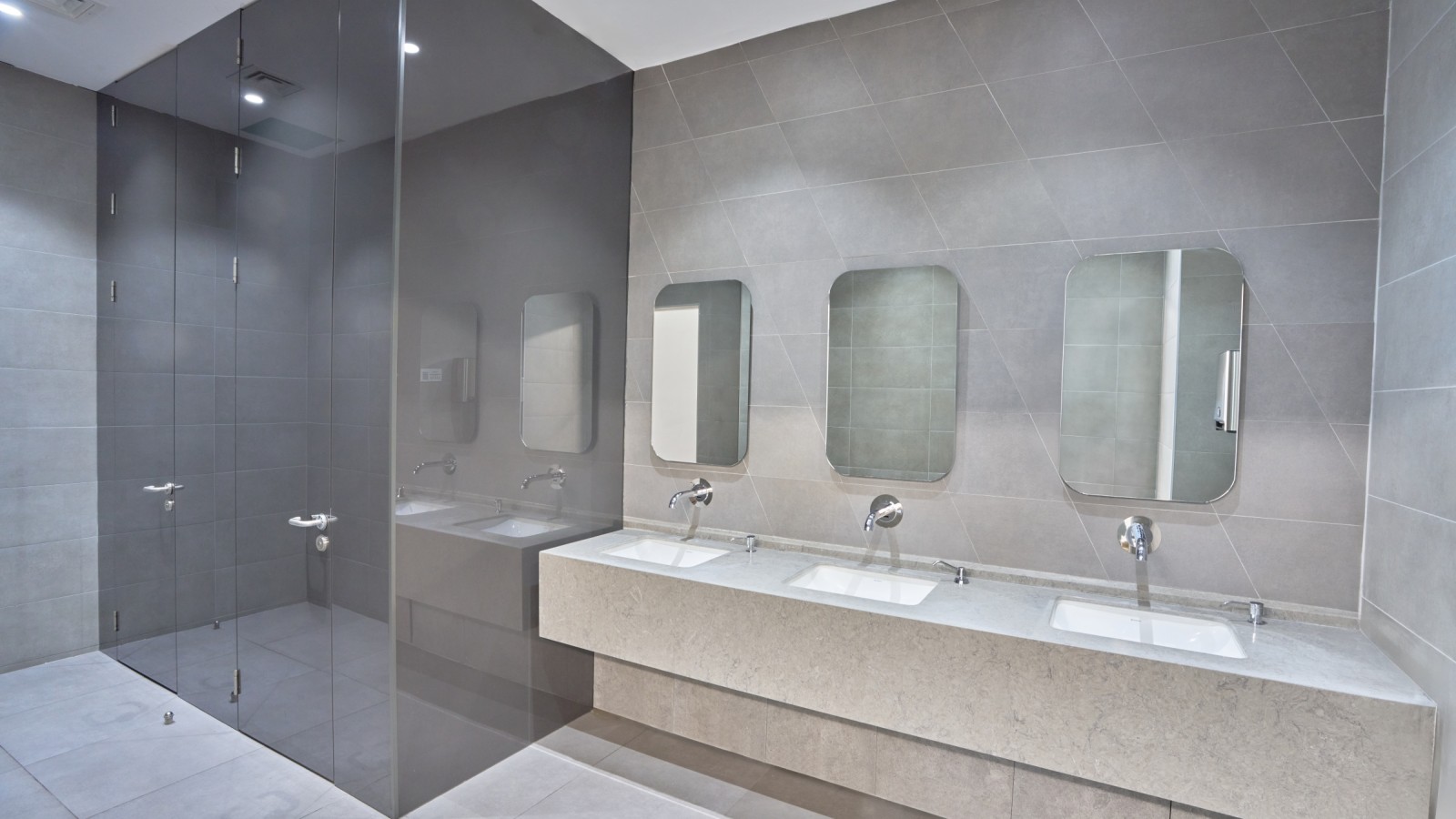 Simpel und elegant: Geberit VariForm Waschbecken und Piave Armaturen. © Oğuzhan Kasar