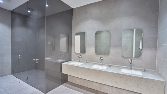 Simples et élégants: lavabo Geberit VariForm et robinetterie Piave. © Oğuzhan Kasar Simples et élégants: lavabo Geberit VariForm et robinetterie Piave. © Oğuzhan Kasar