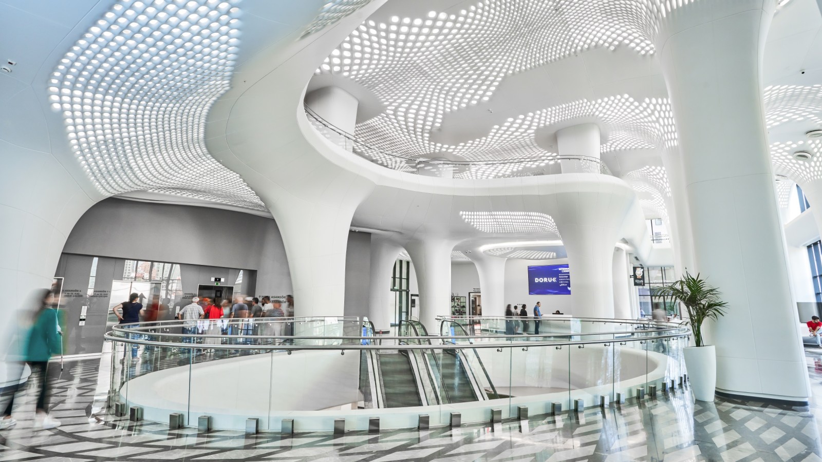 Futuriste et baigné de lumière: l’Hôpital Doruk Nilüfer à Bursa mise sur des espaces généreux et des formes organiques. (© Doruk Hospital)