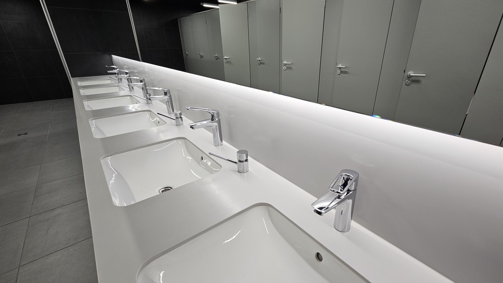 In den öffentlichen Toiletten sind viele Geberit Produkte verbaut – etwa VariForm Waschtische (© Geberit) In den öffentlichen Toiletten sind viele Geberit Produkte verbaut – etwa VariForm Waschtische (© Geberit)