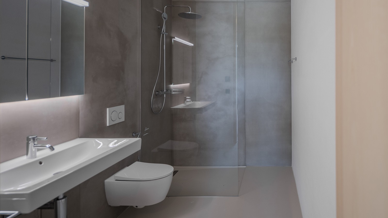 Les salles de bains sont équipées de WC et de lavabos de Geberit. (© Openly / Jens Ellensohn)