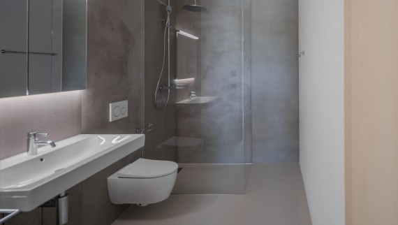 Les salles de bains sont équipées de WC et de lavabos de Geberit. (© Openly / Jens Ellensohn) Les salles de bains sont équipées de WC et de lavabos de Geberit. (© Openly / Jens Ellensohn)
