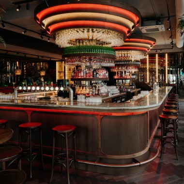 Au rez-de-chaussée: le légendaire Heineken Hoek Grand Café sous de nouveaux atours (© Nina Slagmolen) Au rez-de-chaussée: le légendaire Heineken Hoek Grand Café sous de nouveaux atours (© Nina Slagmolen)