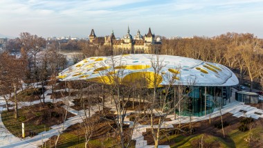 Un champignon dans un parc ? Le toit emblématique de la Maison de la musique hongroise vu d’en haut (© Városliget Zrt.)