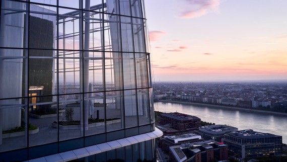 La terrasse sur le toit offre une vue dégagée sur le Danube et Budapest (© MOL Group) La terrasse sur le toit offre une vue dégagée sur le Danube et Budapest (© MOL Group)