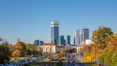 Avec sa tour de 310 mètres de haut, le Varso Place domine toute la ville de Varsovie (© Aaron Hargreaves/Foster + Partners)