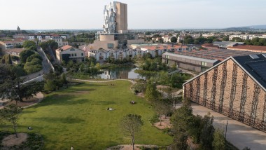 Le centre culturel LUMA à Arles : au premier plan le parc des studios et la grande salle d’événements, au sommet la tour de 56 mètres de haut de Frank Gehry (© Rémi Bénali, Arles)