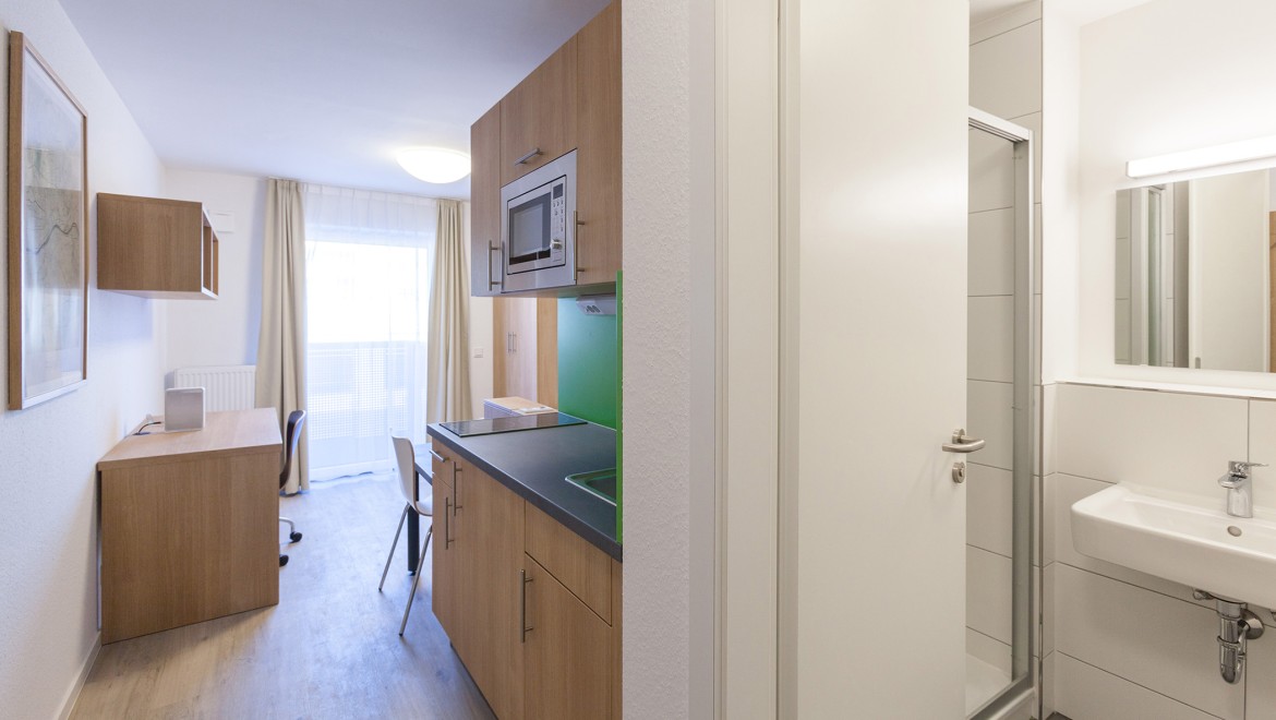 Petit, élégant et pratique : logement temporaire au 130 Goldsteinstrasse à Francfort-sur-le-Main (DE) (© Geberit)