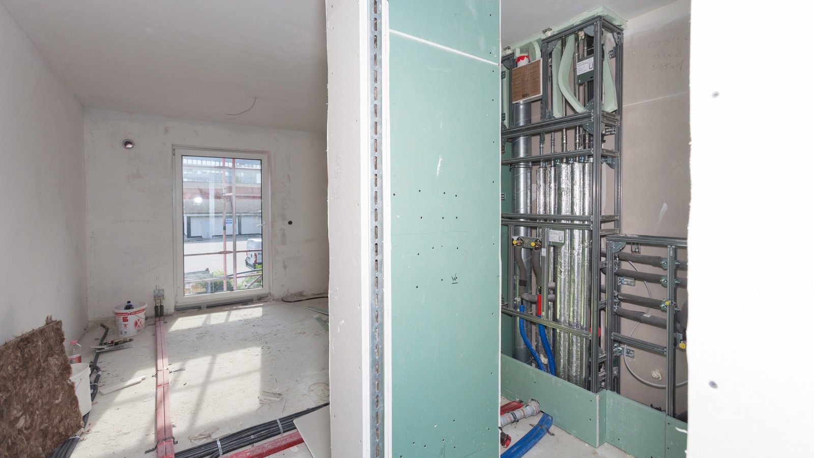 Die industriell vorgefertigten Geberit GIS Vorwandinstallationen für das komplette Versorgungs- und Entwässerungssystem verkürzten die Bauzeit um drei Monate (© Geberit)