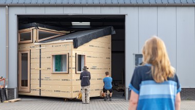 Grand déménagement pour la petite maison : En mai 2022, "Sprout" a quitté son atelier pour s'installer dans le quartier vert d'Olst-Wijhe (NL) (© Chiela van Meerwijk)