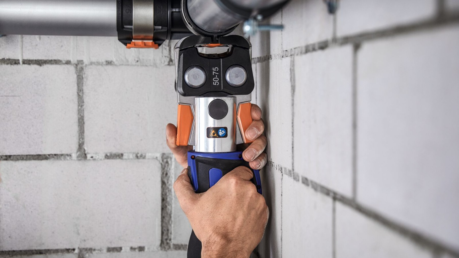 La rotation du point de sertissage est facile La rotation du point de sertissage est facile