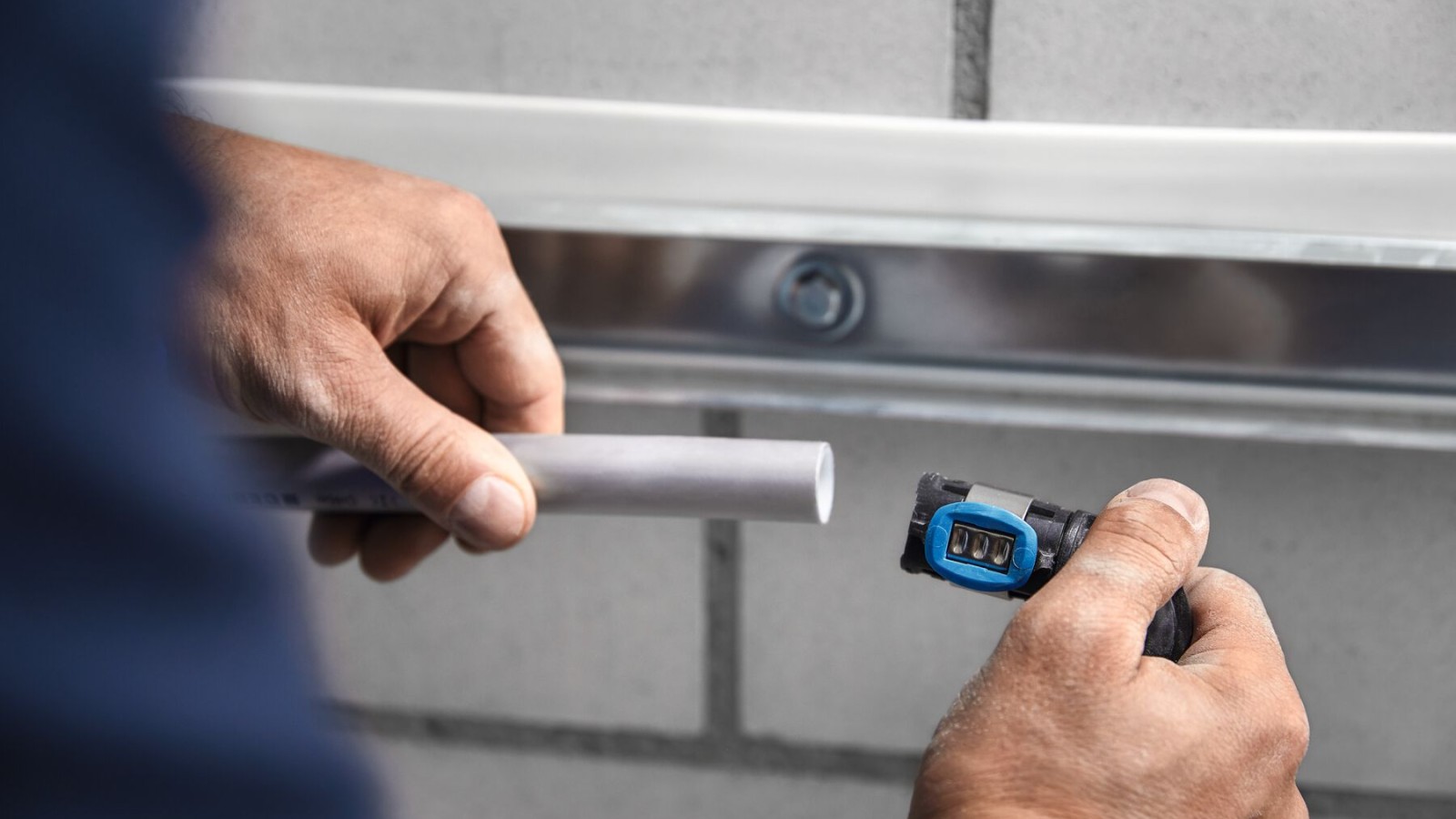 Geberit FlowFit peut être serti dans les endroits exigus Geberit FlowFit peut être serti dans les endroits exigus