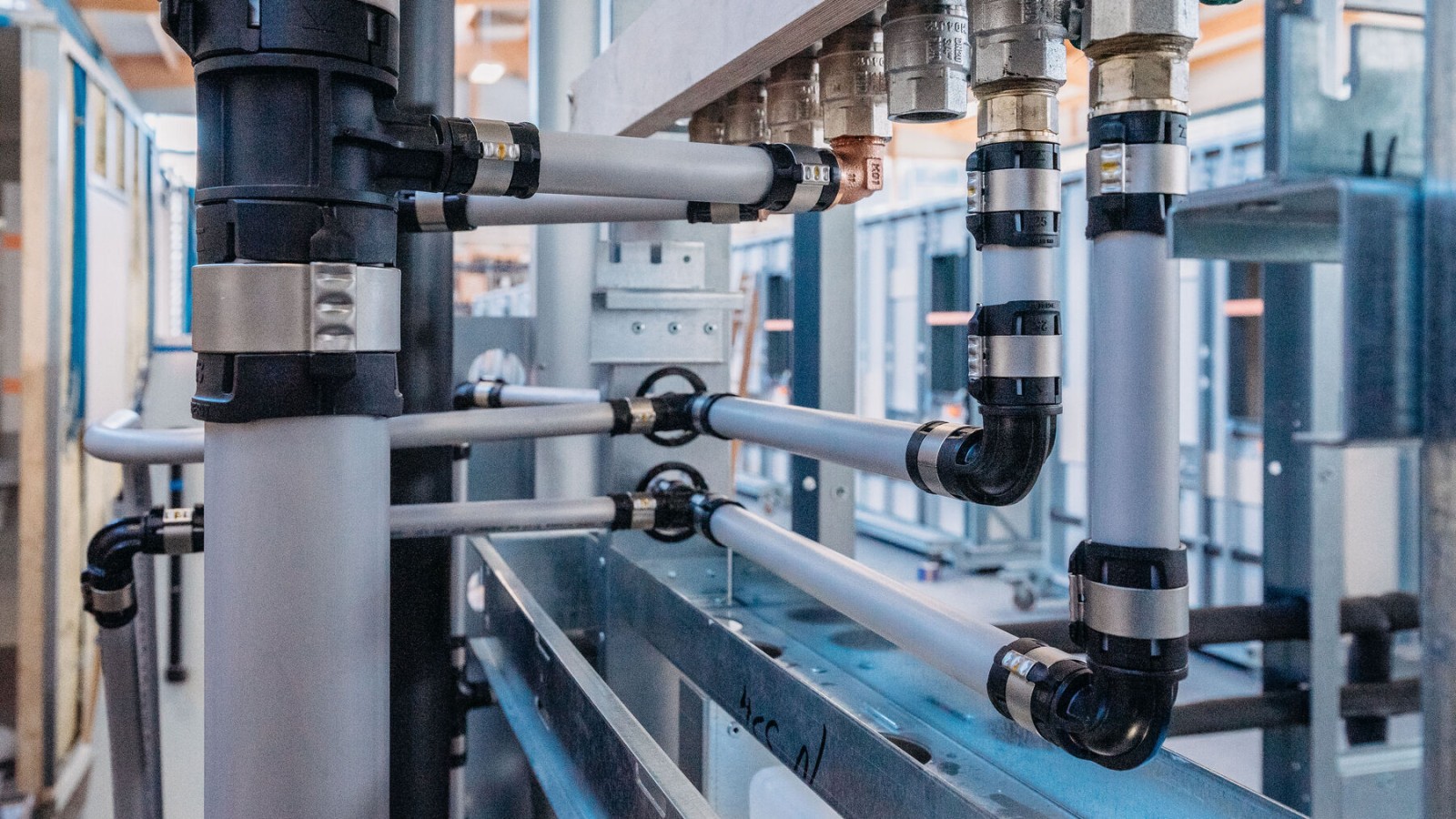 L’indicateur de sertissage tombe au fur et à mesure du sertissage, ce qui rend les raccords sertis bien visibles L’indicateur de sertissage tombe au fur et à mesure du sertissage, ce qui rend les raccords sertis bien visibles