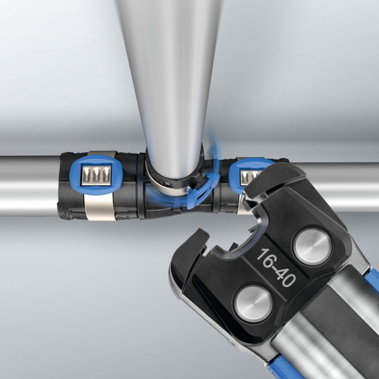 Die Geberit FlowFit Verpressung wird durch die drehbare Pressschlinge auch in schwierigsten Lagen einfach. Die Geberit FlowFit Verpressung wird durch die drehbare Pressschlinge auch in schwierigsten Lagen einfach.
